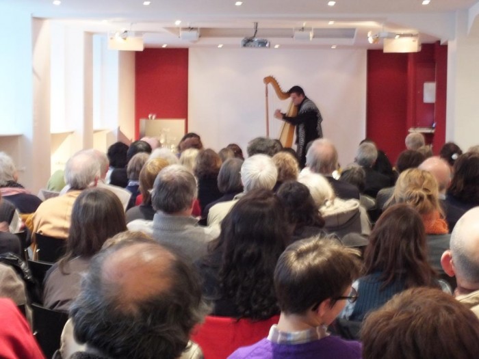 Publikum in der Erffnung Ausstellung Methamorphosis in Cervantes Institut.
