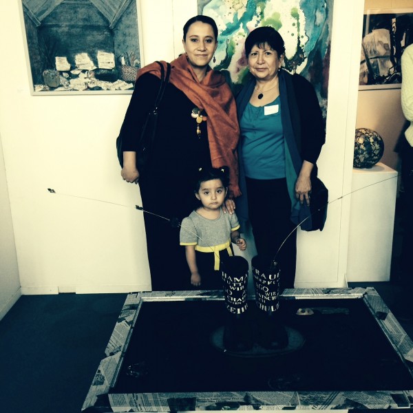 Exposici�n "Chaos" en la alcald�a de Schenefeld.Con la Consul del  Ecuador Tania Narvaez  y su hija detr�s de instalaci�n; "El Chaos heredado de Texaco- Chevron.